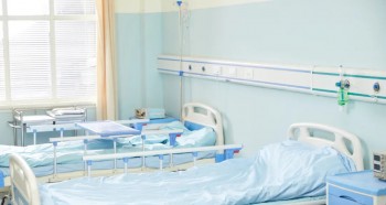 最近有位讀者生病住院,給我們留言吐槽:自己平時(shí)在公司受下屬尊敬,收入也算超越大多數(shù)同齡人,結(jié)果到了醫(yī)院,和陌生人擠在 4 人間,才體會(huì)到什么叫疾病面前人人平等。問他為什么不住 “特需病房” 時(shí),他顯得有些茫然,居然不知道是什么……今天,給大家科普一下 “特需醫(yī)療”,同時(shí)介紹一款可以報(bào)銷特需的百萬醫(yī)療險(xiǎn):復(fù)星超越保 2020,有需要的朋友可以重點(diǎn)關(guān)注。 最近有位讀者生病住院,給我們留言吐槽:自己平時(shí)在公司受下屬尊敬,收入也算超越大多數(shù)同齡人,結(jié)果到了醫(yī)院,和陌生人擠在 4 人間,才體會(huì)到什么叫疾病面前人人平等。問他為什么不住 “特需病房” 時(shí),他顯得有些茫然,居然不知道是什么……今天,給大家科普一下 “特需醫(yī)療”,同時(shí)介紹一款可以報(bào)銷特需的百萬醫(yī)療險(xiǎn):復(fù)星超越保 2020,有需要的朋友可以重點(diǎn)關(guān)注。