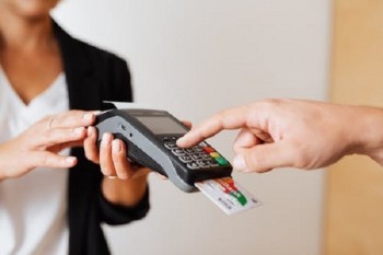 信用卡逾期坐牢是真的嗎？信用卡逾期應(yīng)該怎么正確面對？