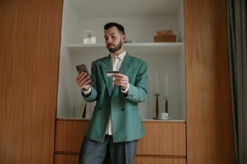 信用卡還不起了怎樣處理最妥當(dāng)？信用卡逾期不還款的后果？