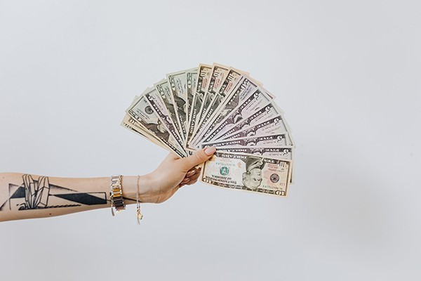 支付寶借唄逾期一年了會(huì)怎么樣嗎？逾期一年是黑戶嗎？