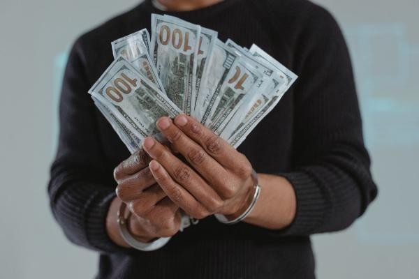 信用卡欠錢還不上怎么辦好幾年了？有什么后果？