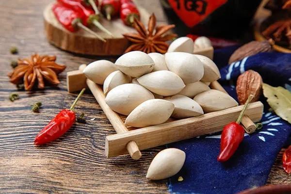 一年存一萬存五萬的保險是什么？可以提前取出來嗎？