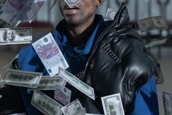 信用卡逾期銀行會寄信封嗎？逾期被起訴怎么辦