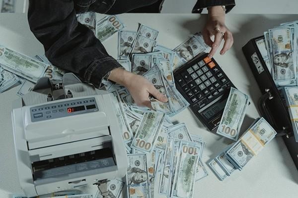 支付寶4千逾期一年了還能用嗎，利息多少