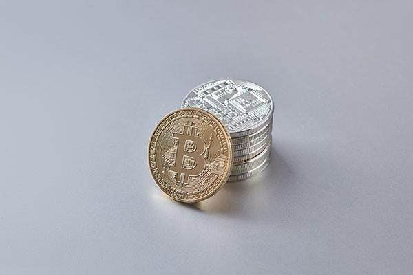 信用卡逾期兩個月還進(jìn)去還能刷出來嗎，會有什么后果