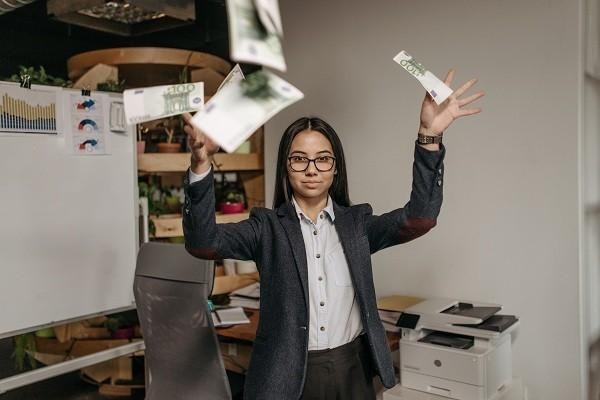 分期樂借錢免息六個(gè)月是真的嗎，逾期了還不起怎么辦