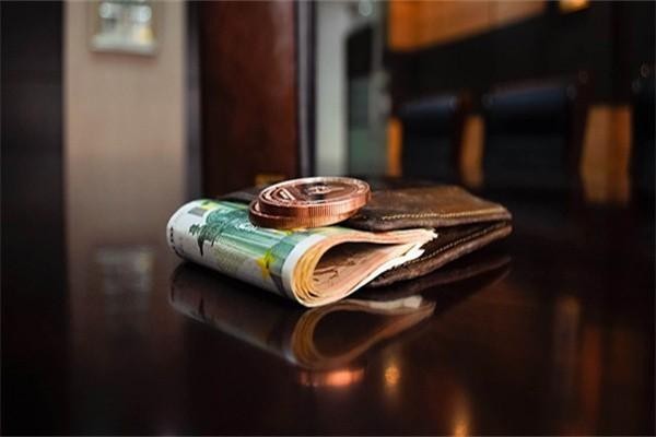 農(nóng)行信用卡逾期扣工行怎么回事，還不上怎么申請分期還款呢