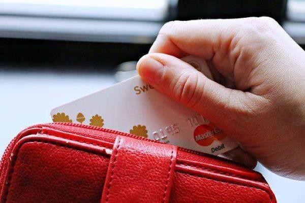 如何分辨交通銀行信用卡逾期上門的真假呢，應(yīng)對(duì)交通銀行信用卡逾期上門呢